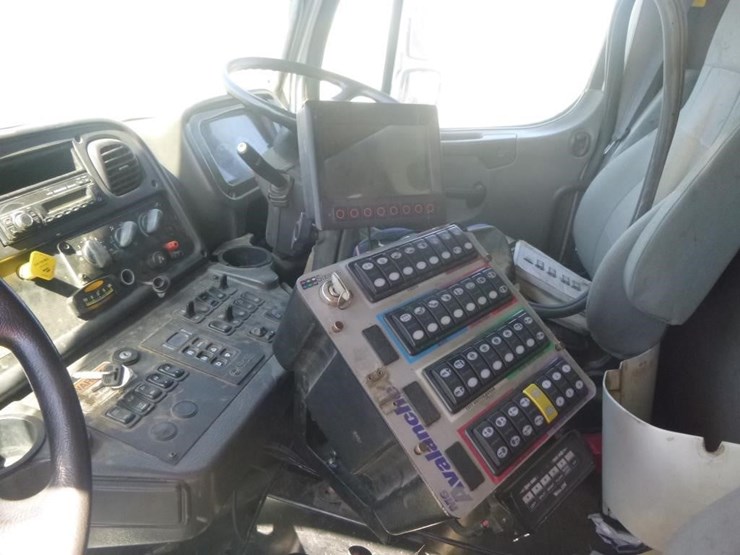 2016-freightliner-m2-106-image-11