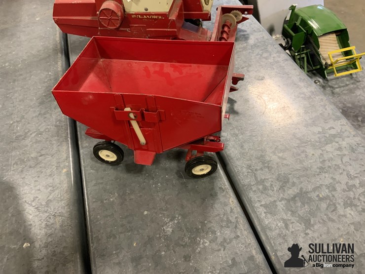 international-combine-w/auger-and-ertl-grain-cart-image-4