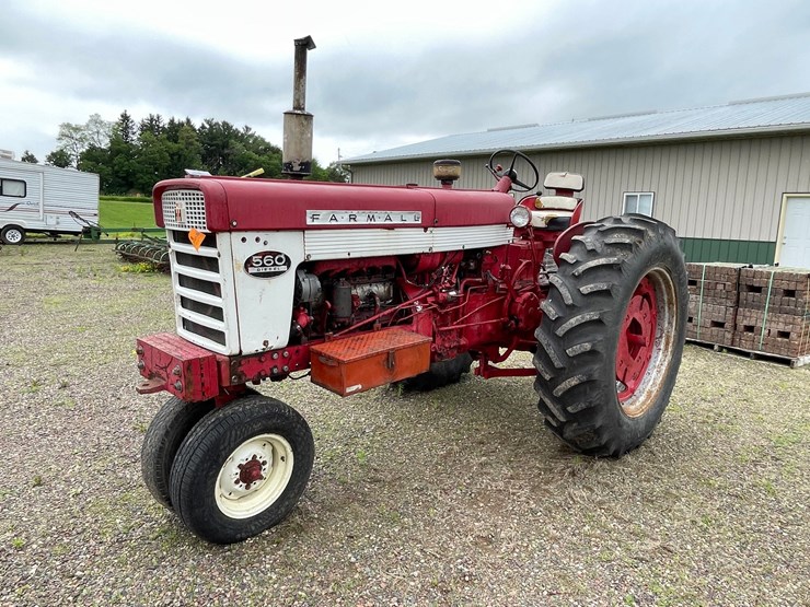 #4905-•-farmall-560-diesel-tractor-image-1
