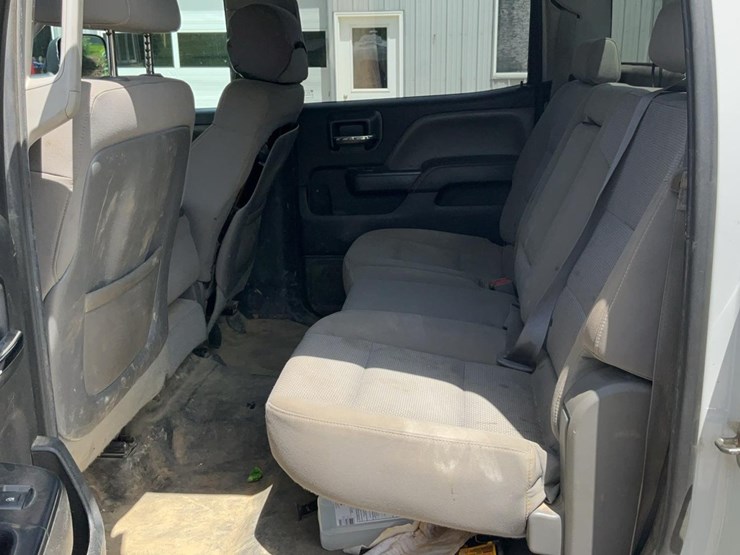 2015-chevrolet-3500-image-25
