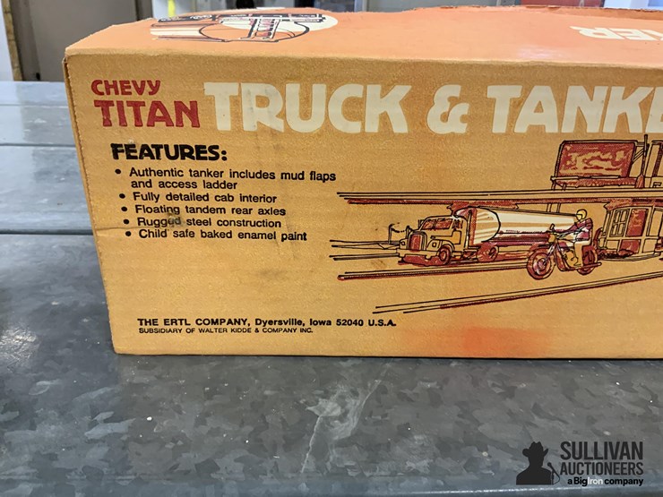 ertl-chevrolet-titan-truck-&-tanker-image-6