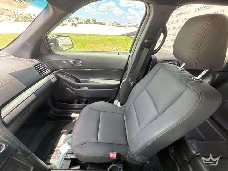 2016-ford-explorer-image-18