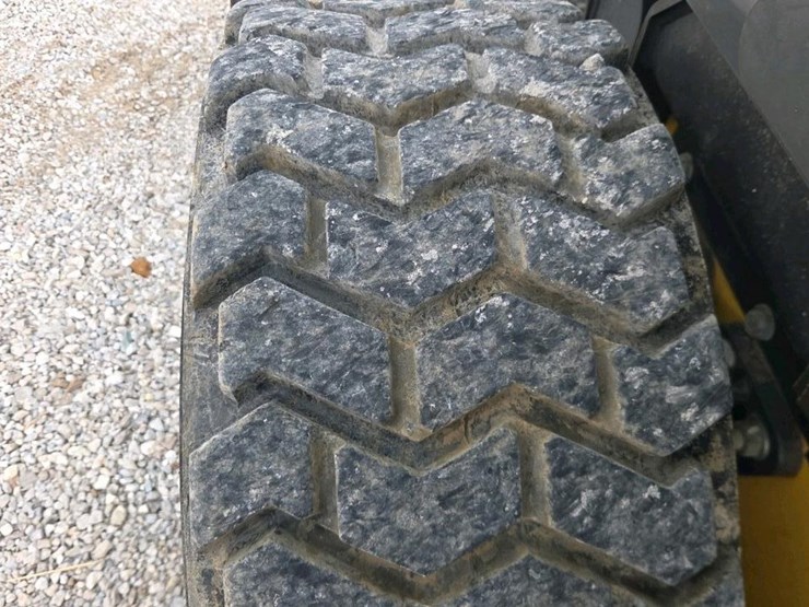 2012-new-holland-l220-image-17