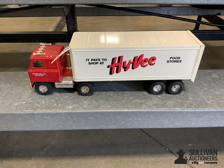 ertl-hyvee-toy-truck-and-trailer-image-4