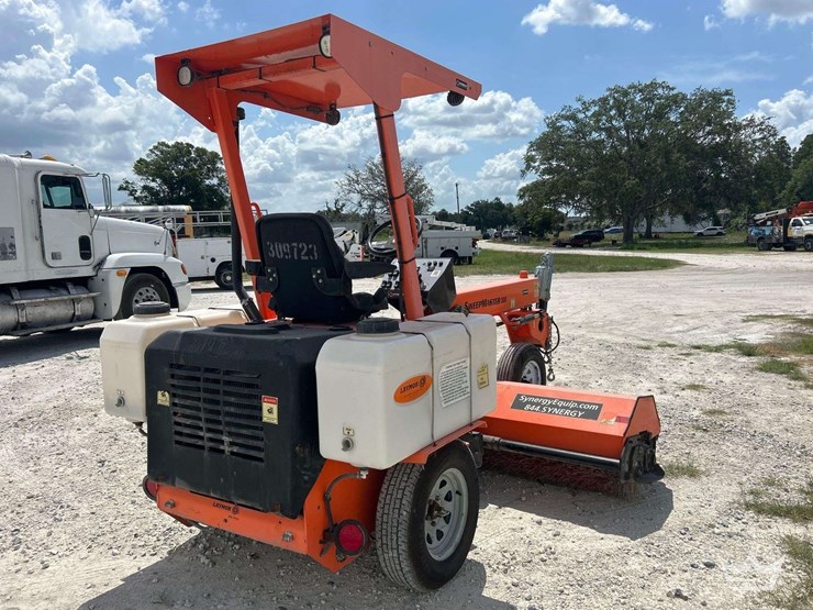 2022-laymor-sm300-towable-ride-on-rotating-sweeper-image-3