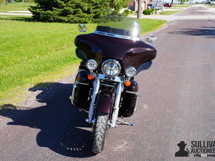 run-#10---2011-harley-davidson-flhx-motorcycle-image-2