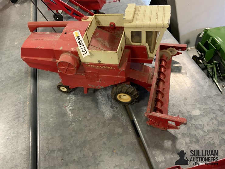 international-combine-w/auger-and-ertl-grain-cart-image-6