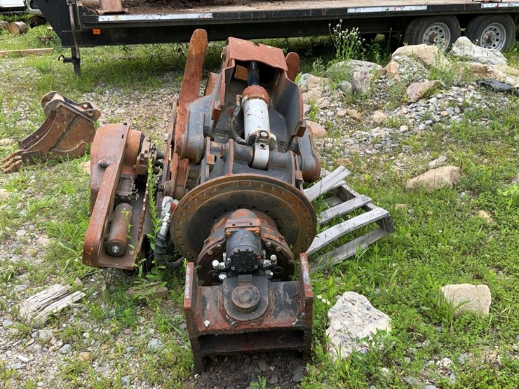 #144-•-rotobec-grapple-head-with-saw-image-2