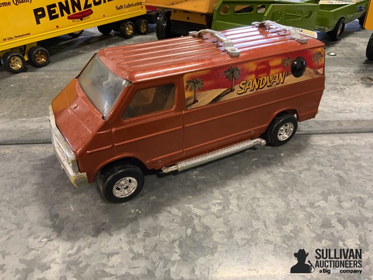 ertl-sandvan-toy-van-image-1