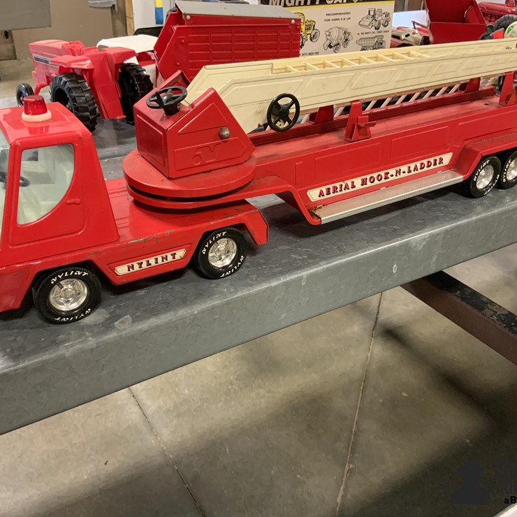Nylint Aerial Hook-N-Ladder Toy Truck