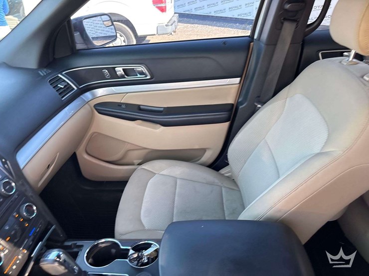 2016-ford-explorer-image-16