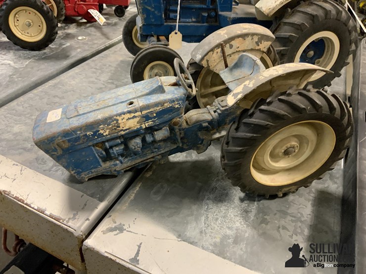 ford-8000-toy-tractor-&-parts-image-3