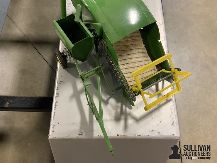 john-deere-pull-type-combine-toy-image-11