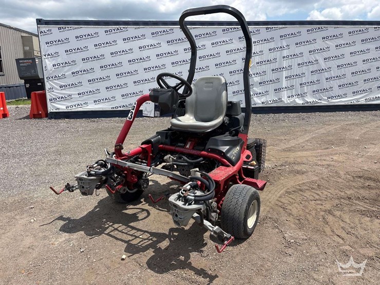 2015-toro-greensmaster-3300-triflex-commercial-greens-mower-image-1