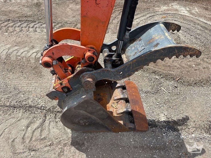 hitachi-zx26u-5n-mini-excavator-image-16