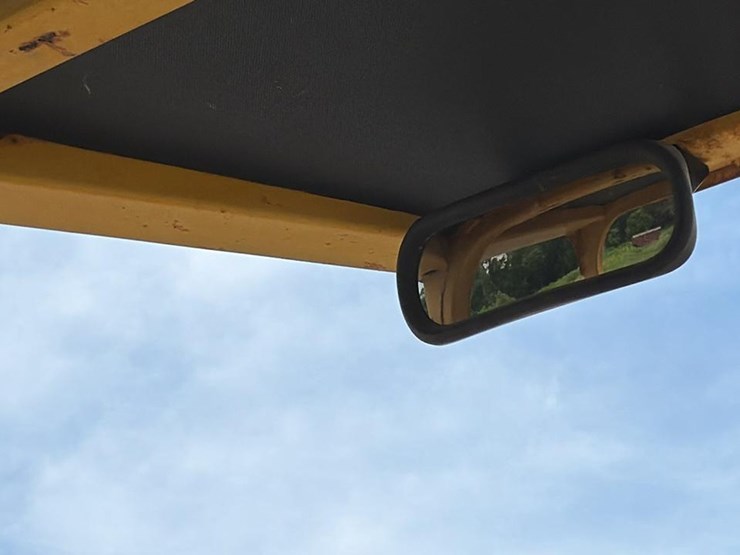 2004-deere-700h-image-52