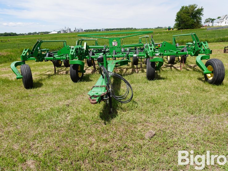 2013-john-deere-2410-image-2