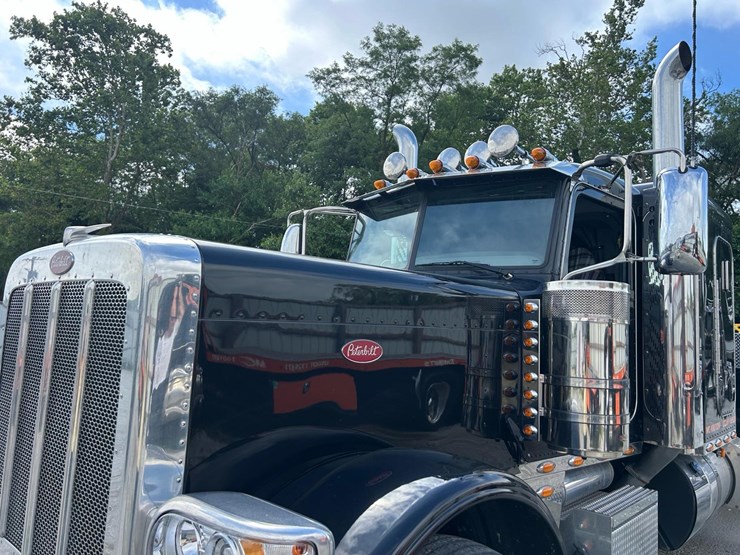 2024-peterbilt-389-image-9
