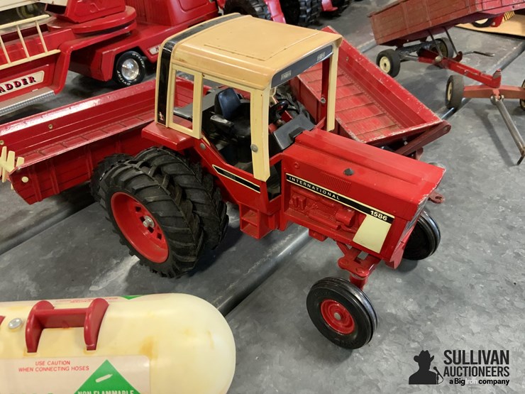international-1586-toy-tractor-w/implements-image-10