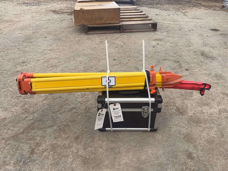 surveying-tripod-with-carrying-case-image-2