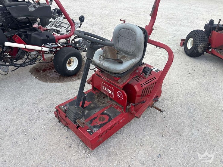 2014-toro-greenspro-1240-turf-roller-image-1