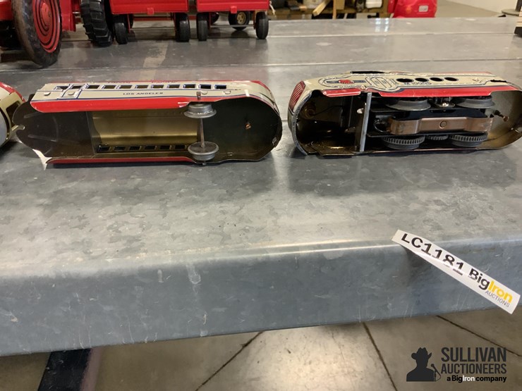 union-pacific-train-engine-&-cars-image-12