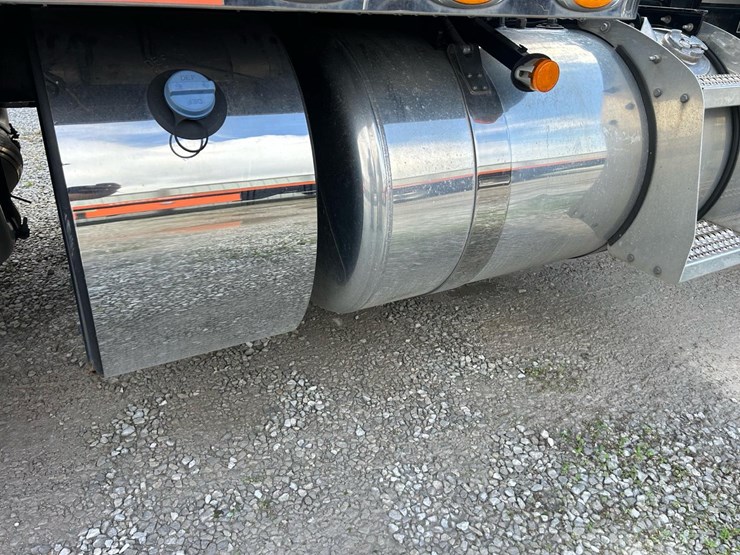 2024-peterbilt-389-image-18