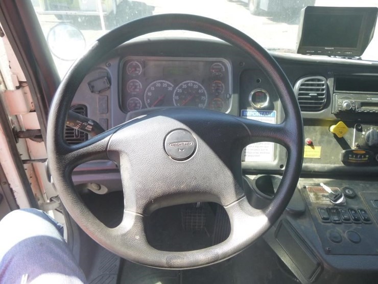 2016-freightliner-m2-106-image-10
