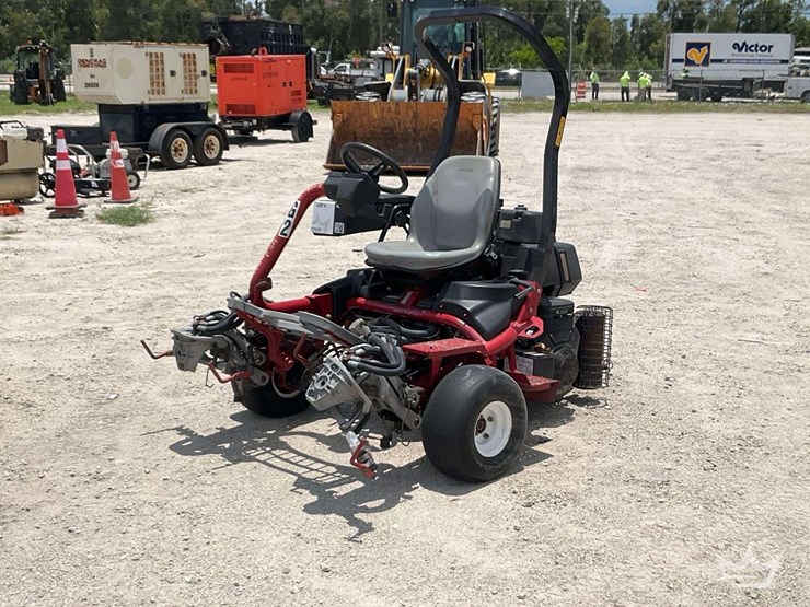 2015-toro-greensmaster-3300-triflex-commercial-greens-mower-image-1