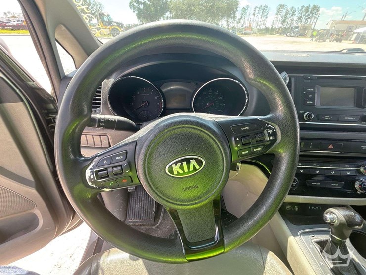 2016-kia-sedona-image-13
