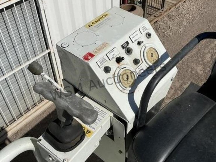 2013-freightliner-m2-106-image-21