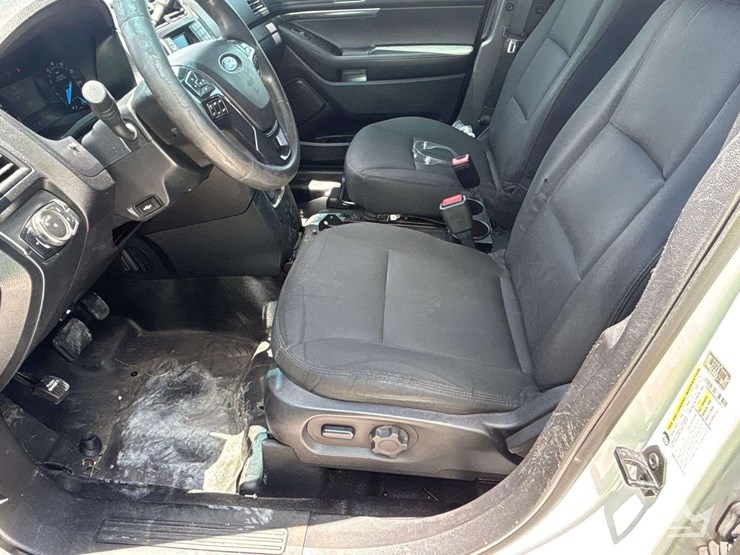 2016-ford-explorer-image-12