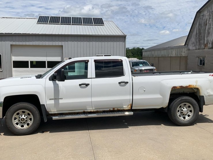 2015-chevrolet-3500-image-2