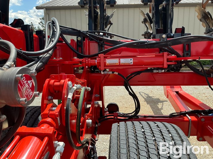 2017-kuhn-gladiator-1205-applicator-image-19