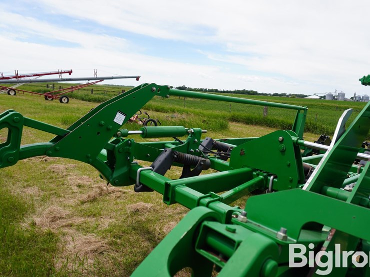 2013-john-deere-2410-image-17
