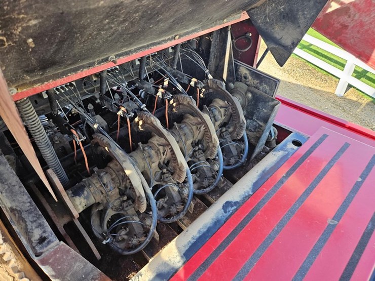 new-holland-590-image-23