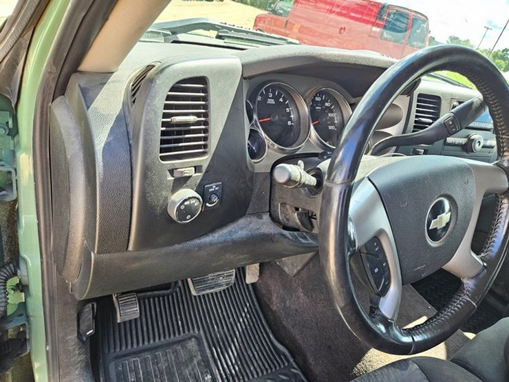 2010-chevrolet-2500-image-18