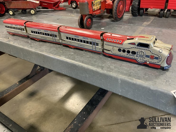 union-pacific-train-engine-&-cars-image-1