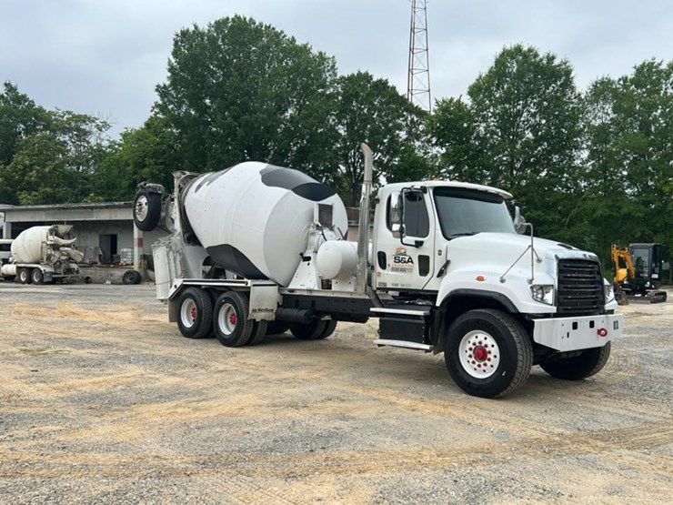 #152-•-2015-freightliner-concrete-mixing-truck-image-7