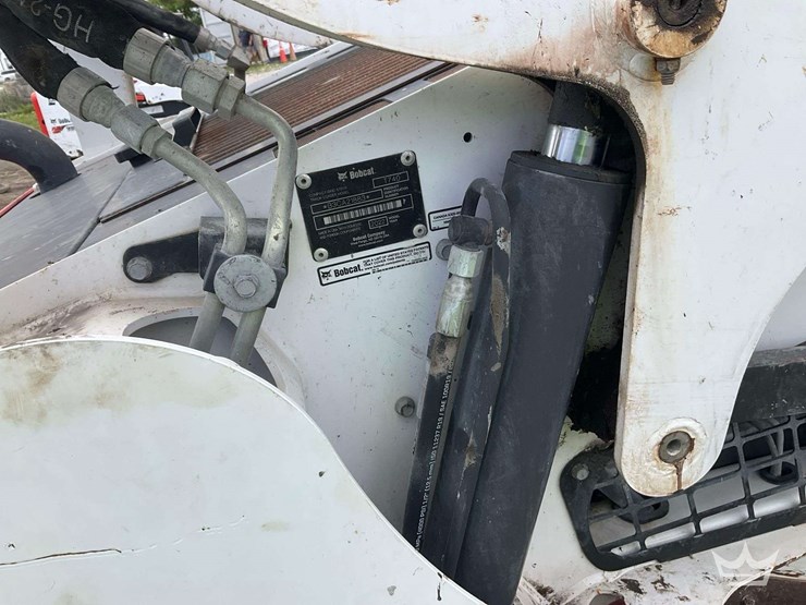 2022-bobcat-t740-image-21