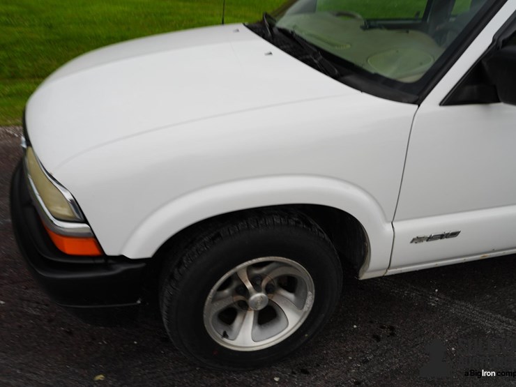 2001-chevrolet-s10-image-12