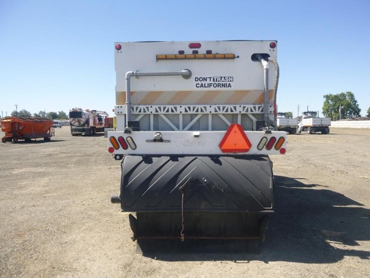 2016-freightliner-m2-106-image-31