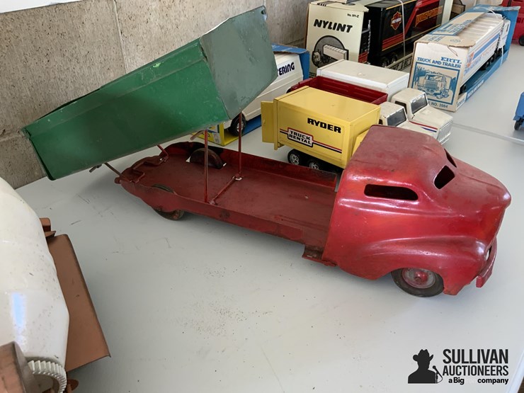 concrete-and-dump-toy-trucks-image-4