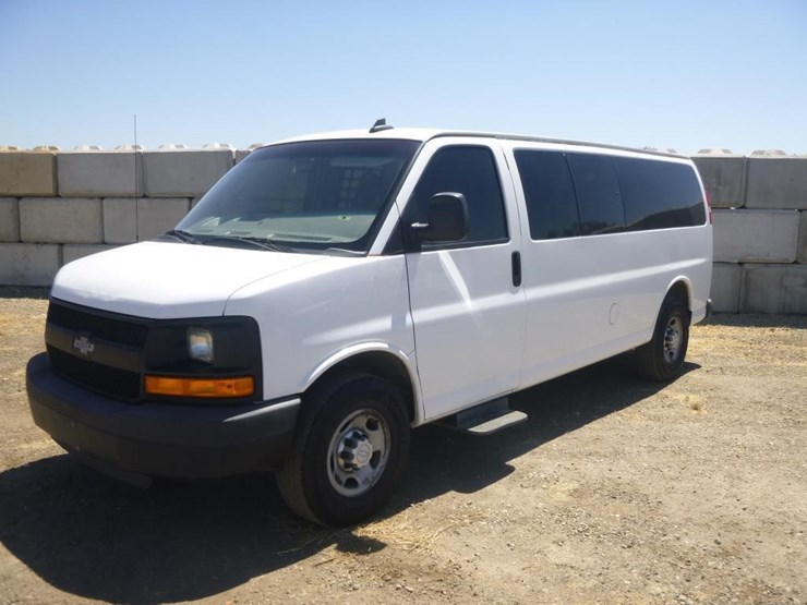 2016-chevrolet-express-3500-image-2
