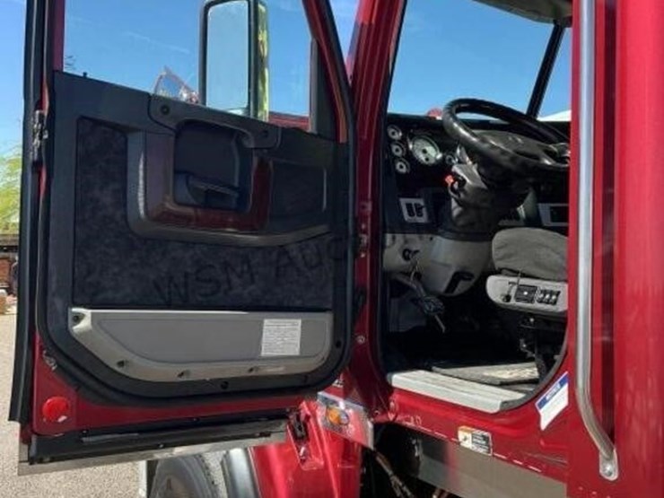 2016-freightliner-122sd-image-19
