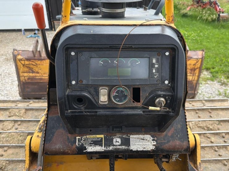 2004-deere-700h-image-32