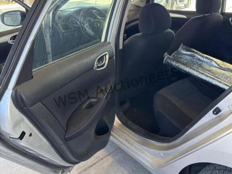 2014-nissan-sentra-sv-sdn-image-23