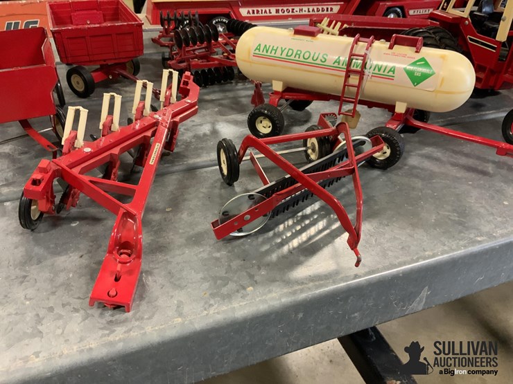 international-1586-toy-tractor-w/implements-image-5