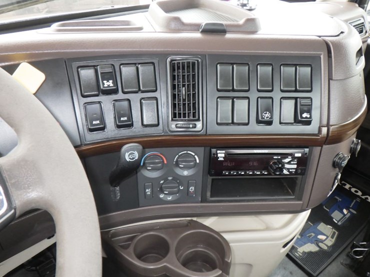 2016-volvo-vnl64t300-image-16