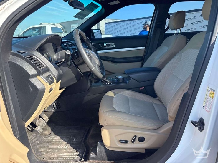 2016-ford-explorer-image-11